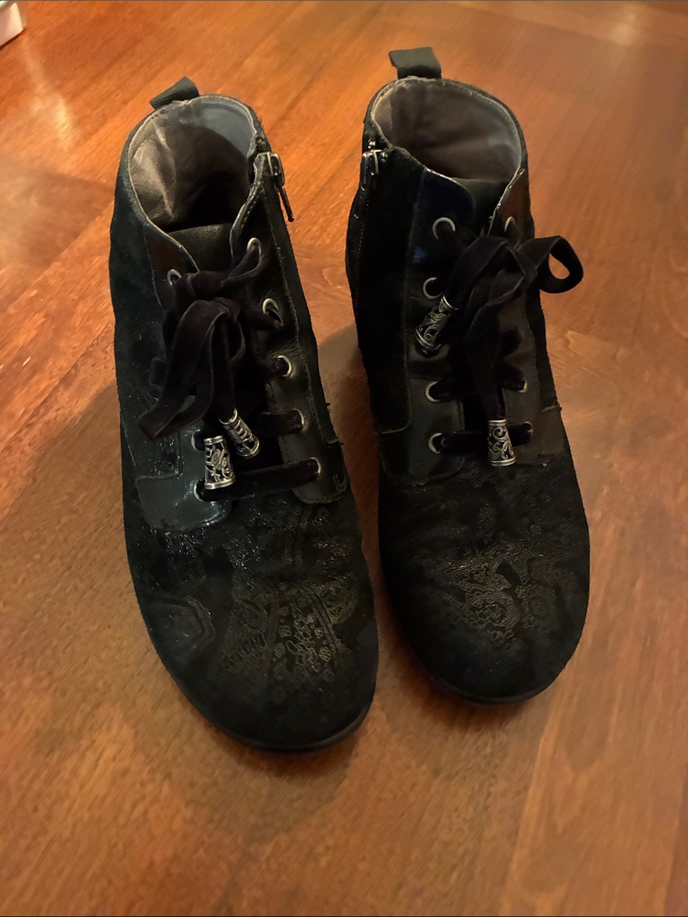 Alegria Women's size 38 (8-8.5) Black Lace-Up Ankle Eli Silver Paisley Boots